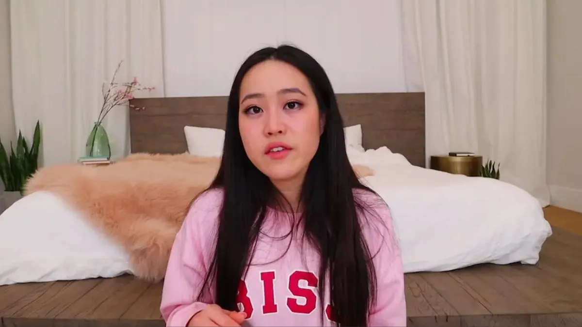 Nikocado Avocado's Weight Loss Is Impressive, But We Can't Forget What Happened To Stephanie Soo Stephanie-Soo-filming-a-video-while-wearing-a-pink-sweatshirt